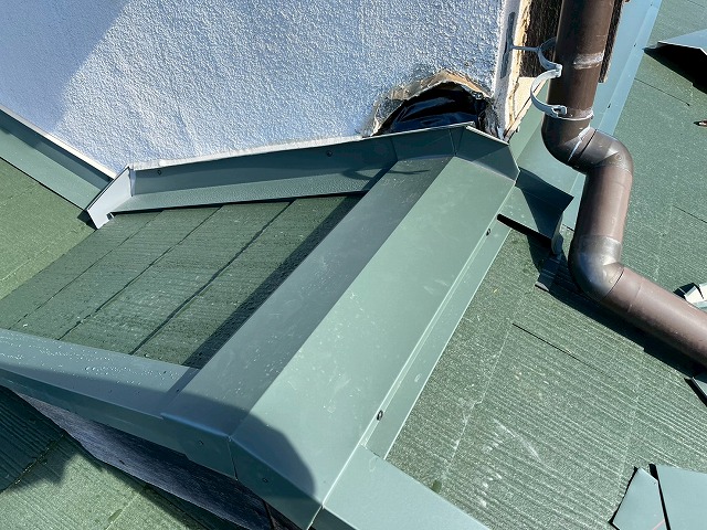 屋根葺き替え工事の棟板金端部の折り曲げ加工