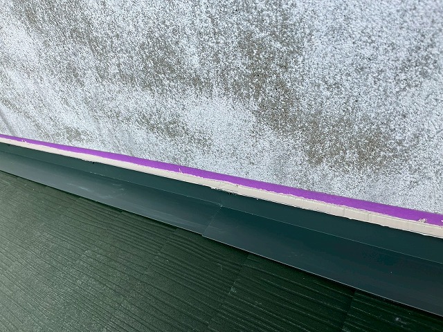 屋根葺き替え工事のコーキングヘラ押さえ