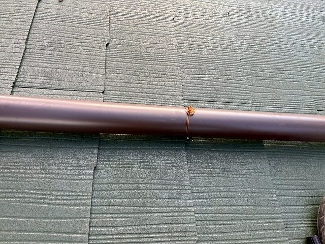 屋根葺き替え工事後の這樋設置と銅線固定の施工状況