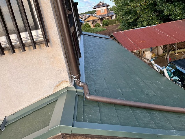 雨漏り修理のため「コロニアルグラッサ」を用いて行った屋根葺き替え工事が完成