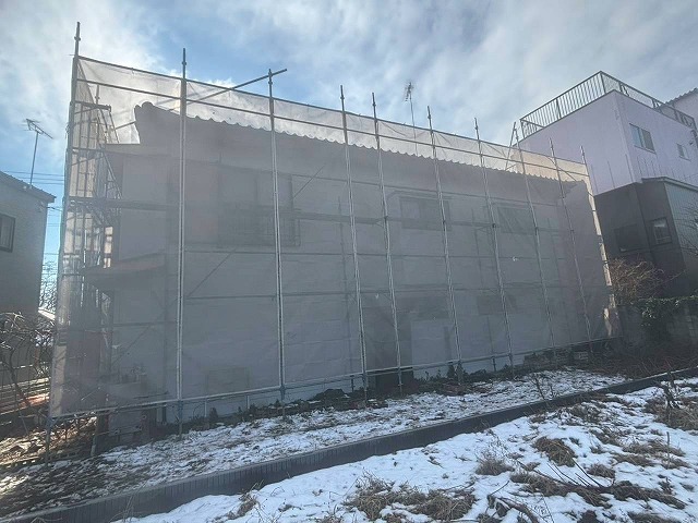 屋根葺き直し工事の足場設置が完了