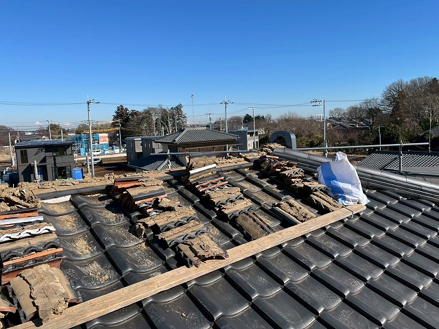 屋根葺き直し工事で取り外した冠瓦やのし瓦を仮置き