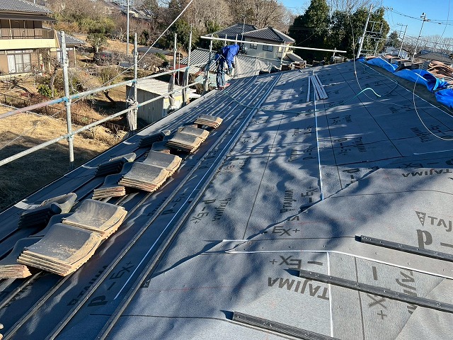 屋根葺き直し工事で瓦桟取り付け後に瓦を移動している様子