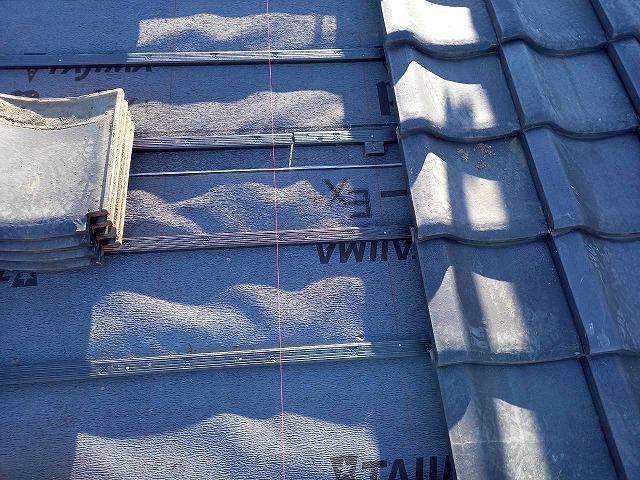 屋根葺き直し工事で水糸を張って通りを出したうえで瓦を再設置