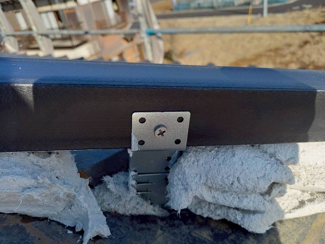 棟部補強金具へ樹脂製芯材を取り付けてビス固定している状況