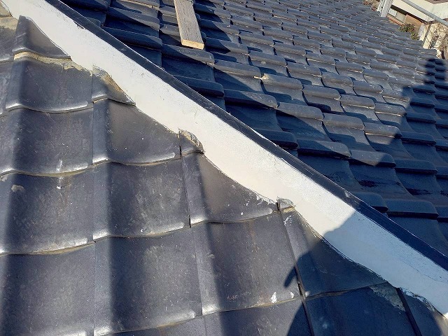 屋根葺き直し工事で隅棟部の土台形成完了状況