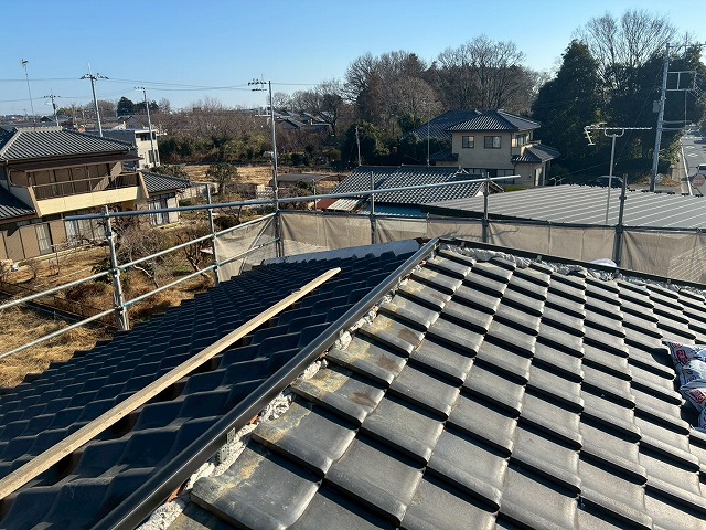 屋根葺き直し工事の大棟部への樹脂製芯材取り付け状況