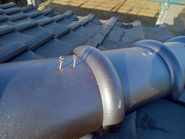 屋根葺き替え工事で7寸丸をパッキン付きステンレスビスで固定している状況