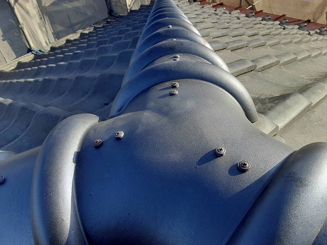 屋根葺き直し工事の大棟と隅棟の交差部へ三つ又役物の設置