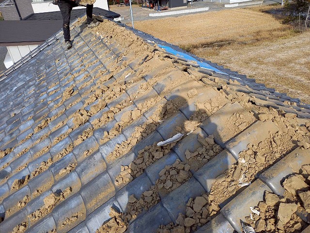 屋根葺き替え工事の棟部解体状況