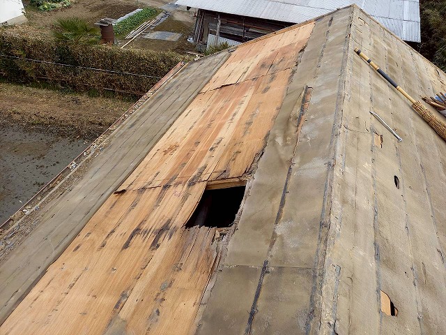 雨漏りの影響で野地板の一部が腐っていた倉庫建物の屋根