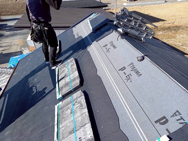 倉庫建物の屋根葺き替え工事「コロニアルグラッサ」施工状況