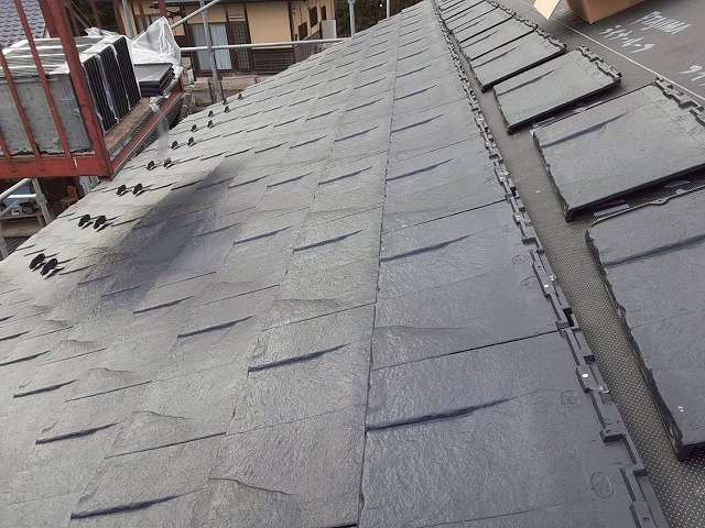 「ROOGA（ルーガ）鉄平」による新築住宅屋根仕上げ工事の施工状況