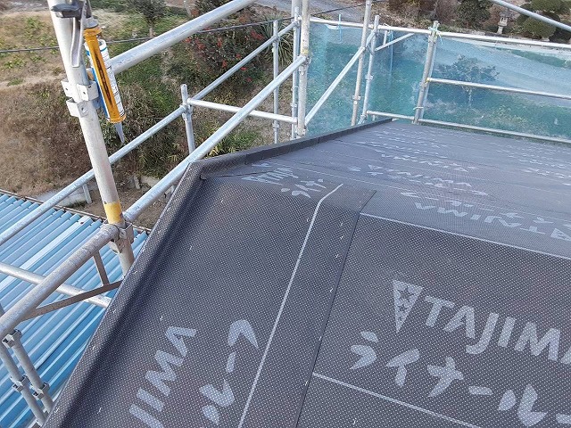 新築住宅屋根仕上げ工事でケラバに取り付けたのぼり木に防水シートを被せた状況