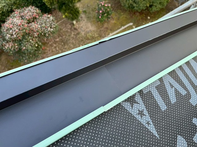 新築住宅屋根仕上げ工事の捨て水切りジョイント状況