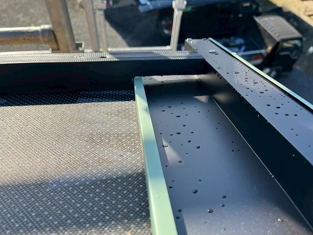 ケラバの捨て水切りと広小舞が干渉する部分の納まり