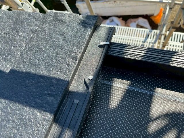 新築住宅屋根工事の「ROOGA（ルーガ）鉄平」軒先1段目のL型釘固定