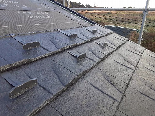 新築住宅屋根工事の千鳥配置による雪止め金具取り付け