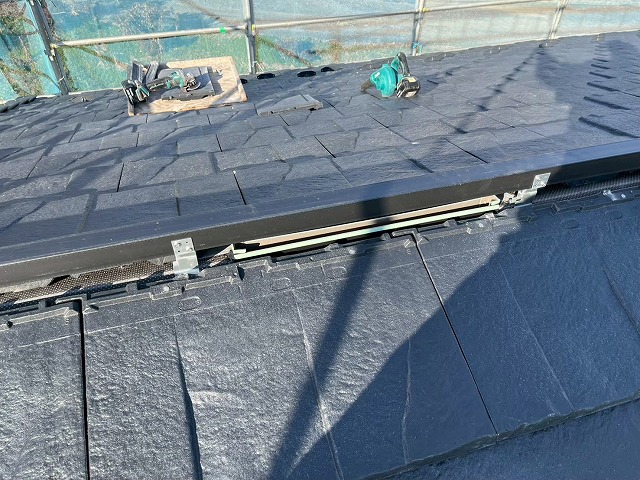 新築住宅屋根「ROOGA（ルーガ）鉄平」工事の受け金具と棟桟の取り付けが完了