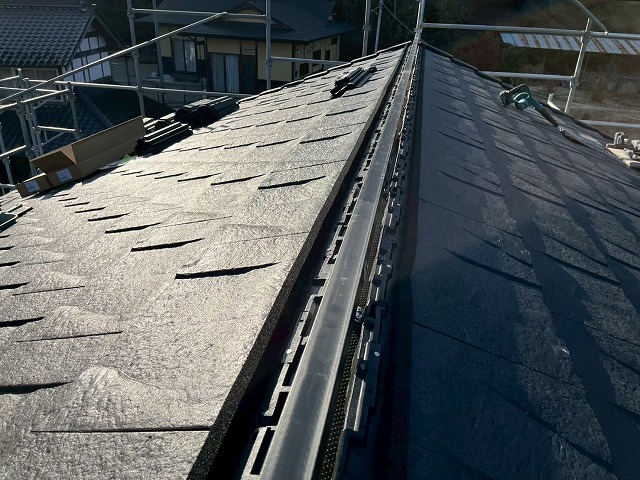 新築住宅屋根工事の棟部防水シーラー貼り付け