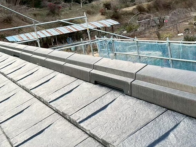 新築住宅屋根工事の「換気用棟包」役物の設置工程