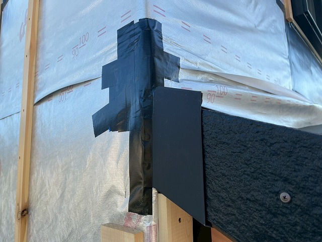 新築住宅屋根工事の雨押え役物端部への防水テープ処理