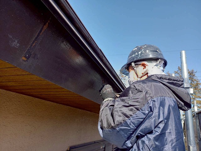 雨樋交換工事の樋隠しを固定していたアングルの取り外し状況