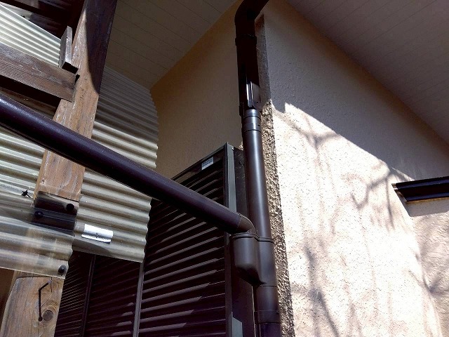 雨樋交換工事のP型集水器の納まり