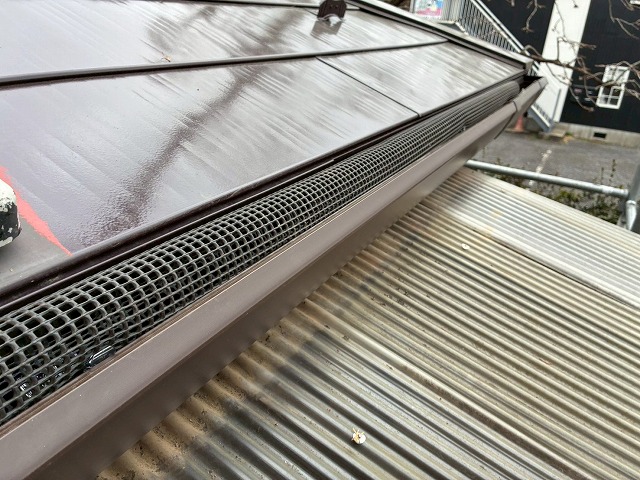 雨樋交換工事の落ち葉除けのネット取り付け完了状況