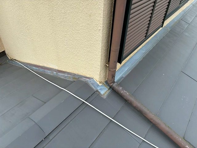 現場調査で雨押え板金の劣化状況を確認