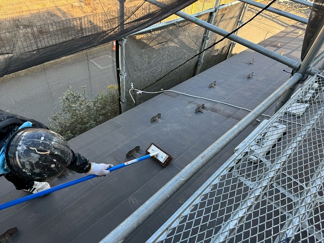 金属屋根のサビや古い塗膜などを落とすケレン作業