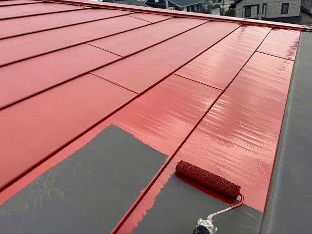 サビ止め塗料「SKマイルドボーセイ」を用いた金属屋根塗装の下塗り