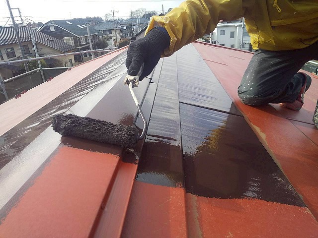 ラジカル制御型シリコン樹脂塗料を用いた金属屋根塗装工事のローラー中塗り