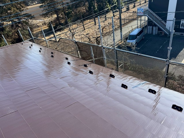 「エスケープレミアムルーフSi」を用いた金属屋根塗装工事の完成状況