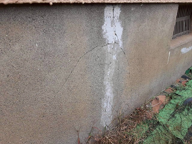 住宅の現場調査で基礎のひび割れを確認