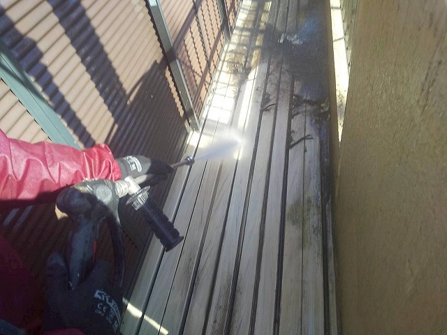 モルタル外壁塗装工事のベランダ床面への高圧洗浄作業