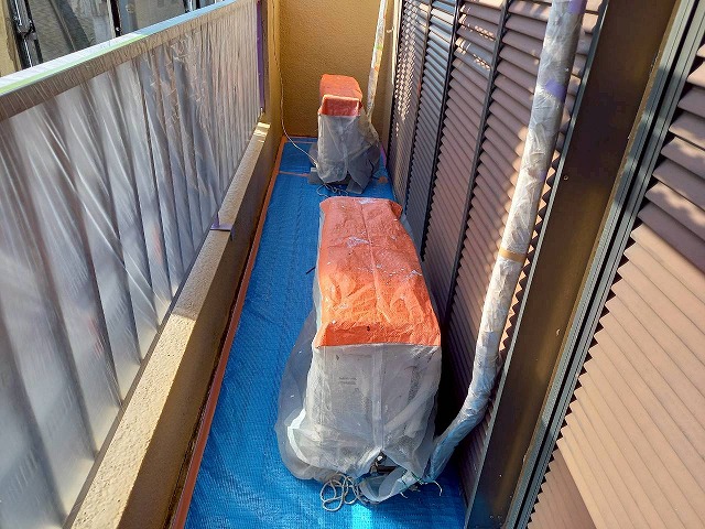 モルタル外壁および付帯部塗装工事のエアコン室外機への養生