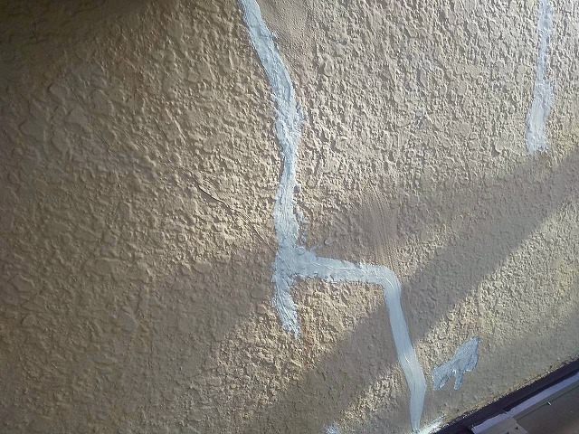 モルタル外壁塗装工事のコーキングによるひび割れや補修が完了