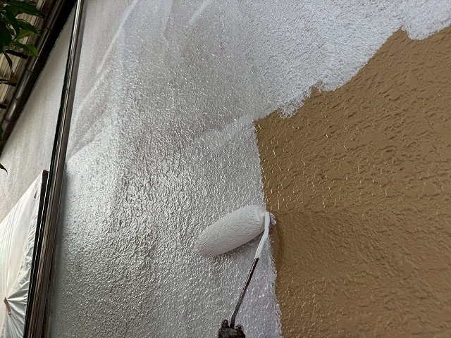 モルタル外壁塗装工事の「エピテックフィラーAEⅡ」を用いたローラー塗装