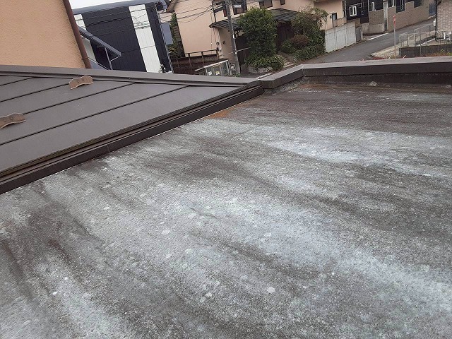 ウレタン塗膜防水によるメンテナンスを実施する住宅の陸屋根