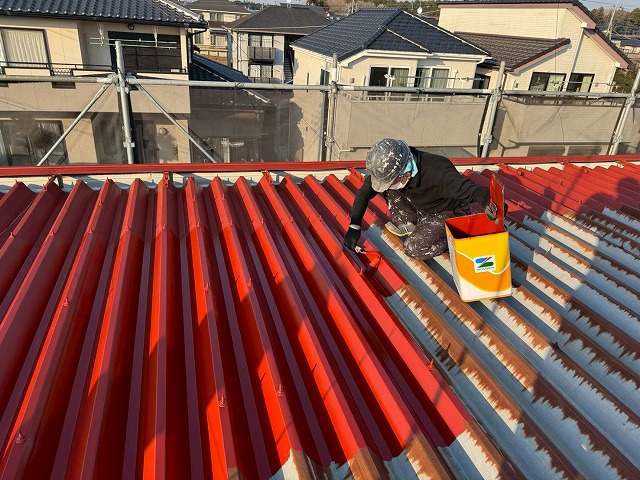 アパート折板屋根塗装工事の「マイルドボーセイ」を用いた下塗り施工
