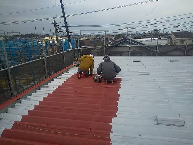 アパート折板屋根塗装工事のシリコン樹脂屋根用塗料を用いた中塗り施工