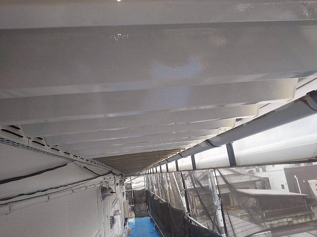 アパート外壁塗装工事の鉄骨廊下デッキプレートへの中塗り