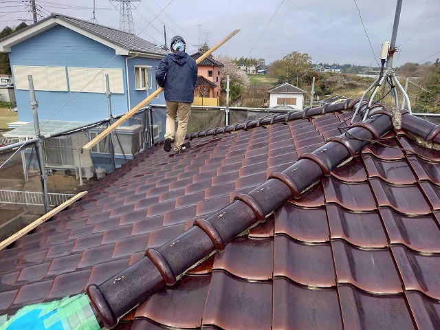 強風時に瓦が落下した住宅で行う屋根棟瓦取り直し工事の足場板設置