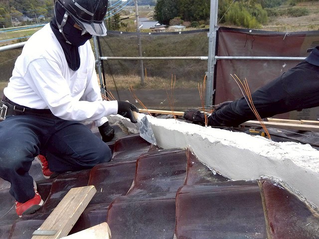 屋根棟瓦取り直し工事の漆喰材「モルロック」による棟部土台形成