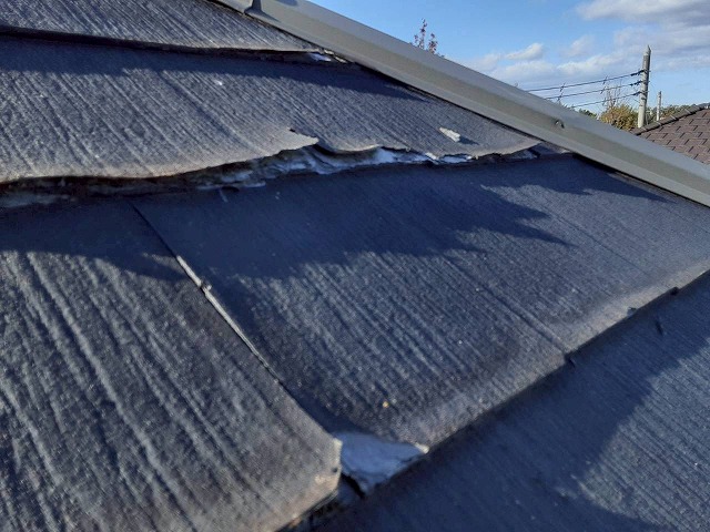 住宅の現場調査でパミール屋根に層間剝離によるめくれを確認