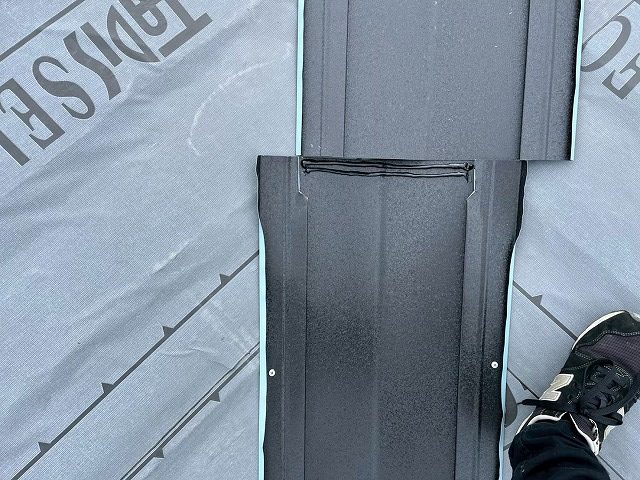 住宅屋根カバー工事の谷樋ジョイント部への捨てコーキング