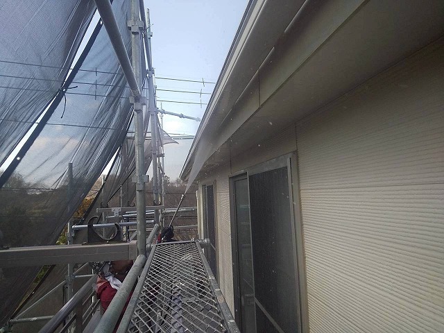 外壁塗装工事の雨樋や鼻隠しへの高圧洗浄の様子