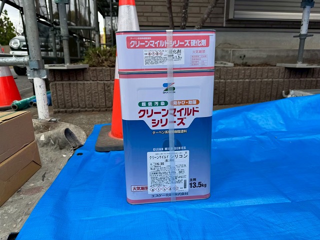 シャッターボックスへ塗装で使用するアクリルシリコン樹脂塗料「クリーンマイルドシリコン」