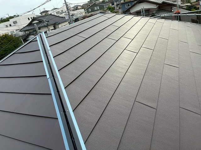 スーパーガルテクトの本体施工が完了した屋根の仕上がり状態